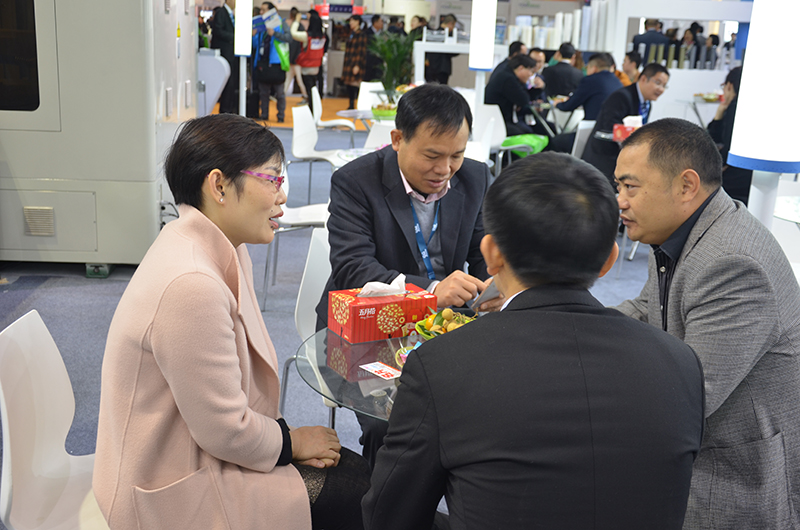 公司领导与客户热情交流 公司领导与客户热情交流